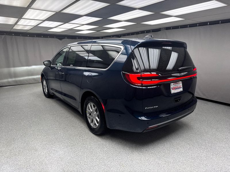 2025 Chrysler Pacifica SelectImage 2