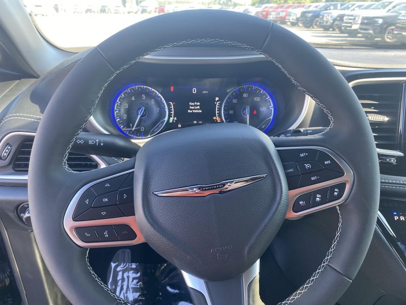 2025 Chrysler Pacifica photo 10