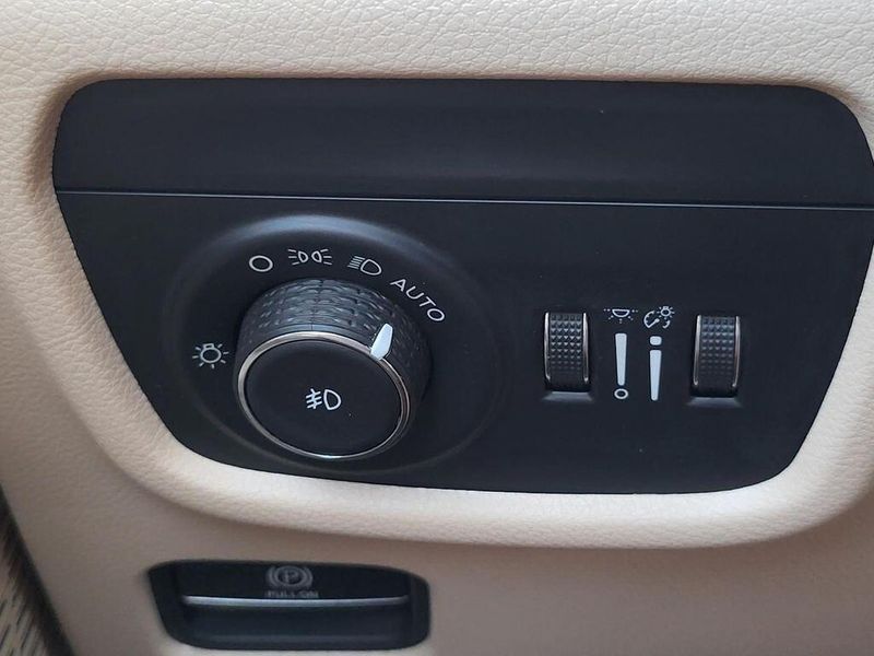 Used 2022 Jeep Grand Cherokee LimitedImage 11
