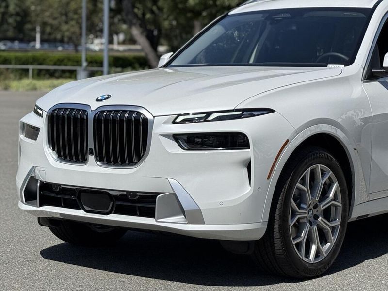 2025 BMW X7 xDrive40iImage 10