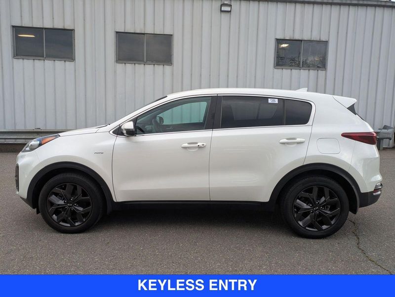 2022 Kia Sportage LX photo 2