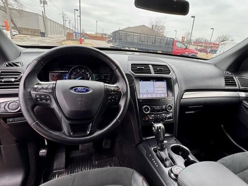 Used 2019 Ford Explorer XLTImage 10