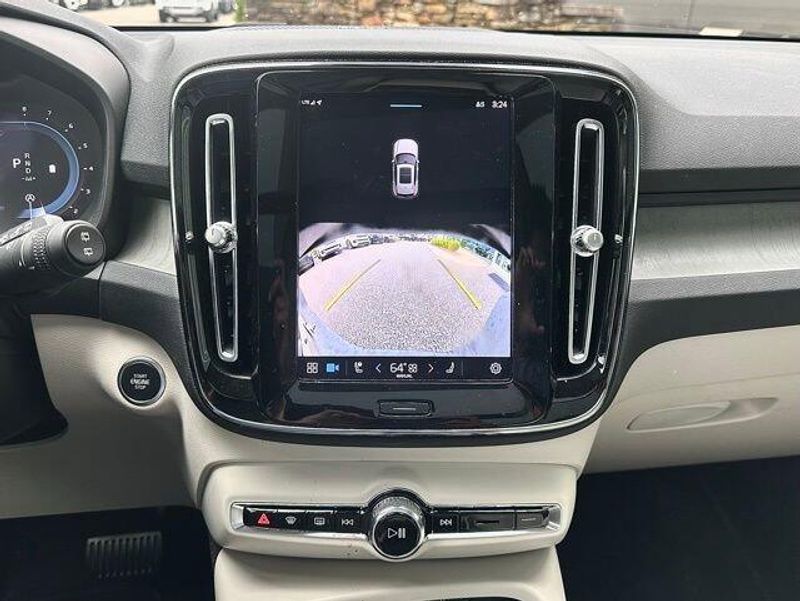 2024 Volvo XC40 Plus Bright Theme