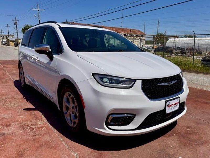 Used 2023 Chrysler Pacifica LimitedImage 3