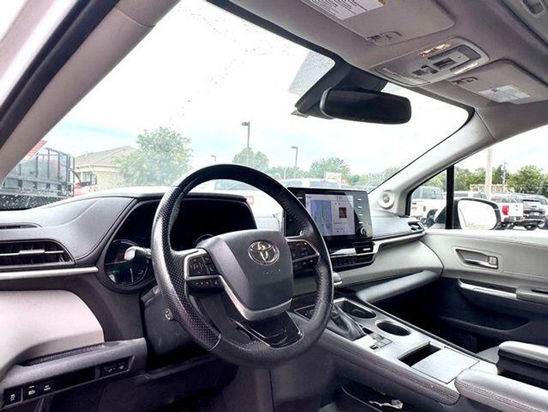 Used 2022 Toyota Sienna LimitedImage 9