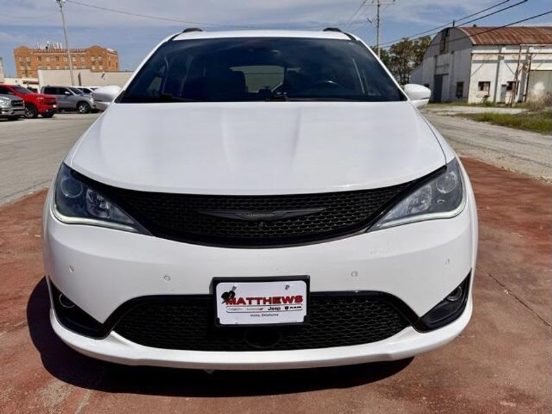 2019 Chrysler Pacifica Limited photo 2
