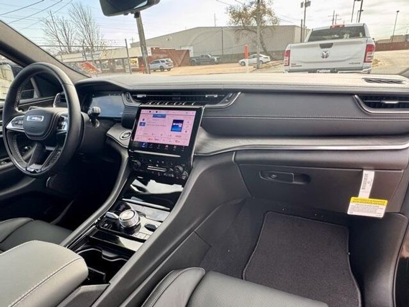 New 2025 Jeep Grand Cherokee Overland 4x4Image 13