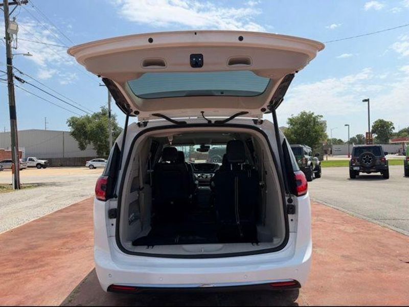 Used 2024 Chrysler Pacifica Touring LImage 7