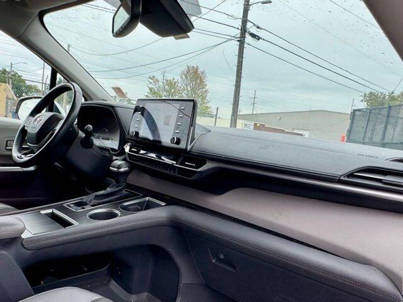 Used 2022 Toyota Sienna LimitedImage 13