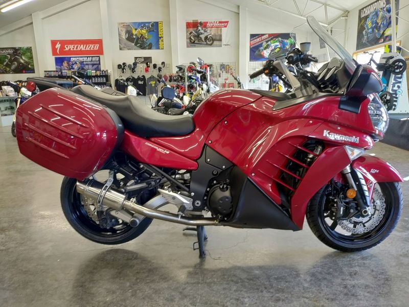2014 Kawasaki ZG1400CEF  in a Red exterior color. Legacy Powersports 541-663-1111 legacypowersports.net 