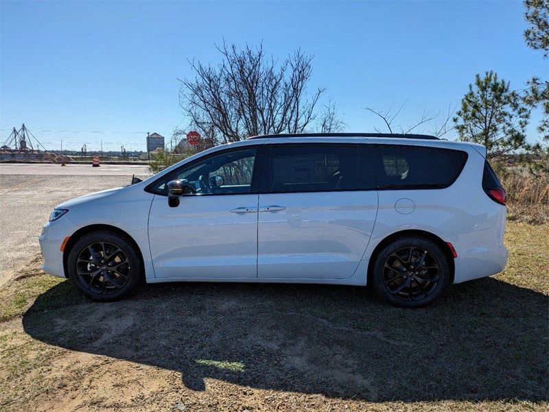2024 Chrysler Pacifica Touring LImage 7