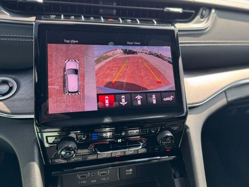 New 2025 Jeep Grand Cherokee Overland 4x4Image 18