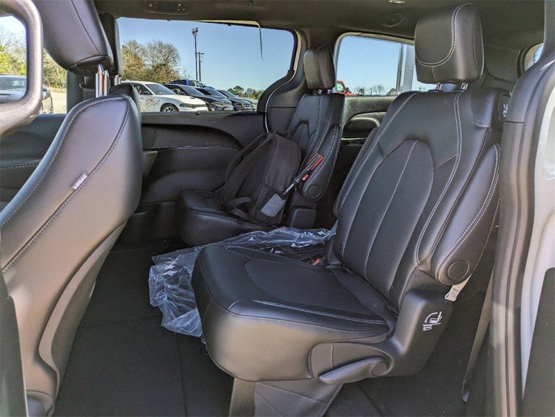2024 Chrysler Pacifica Touring LImage 14