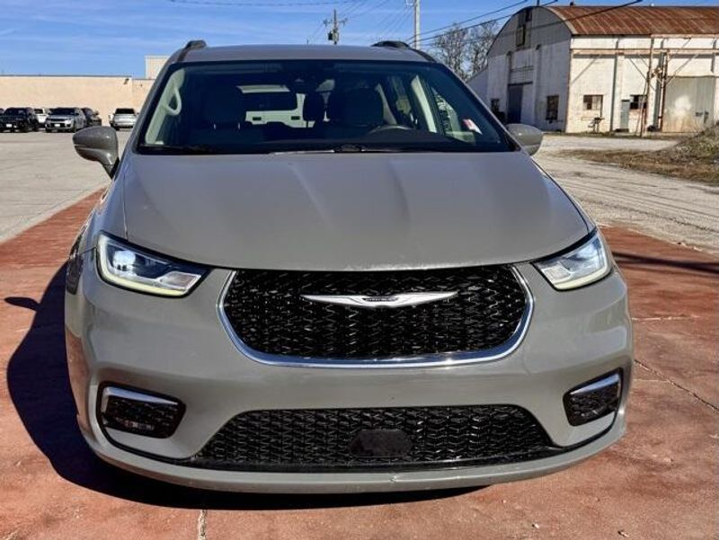 Used 2021 Chrysler Pacifica TouringImage 2