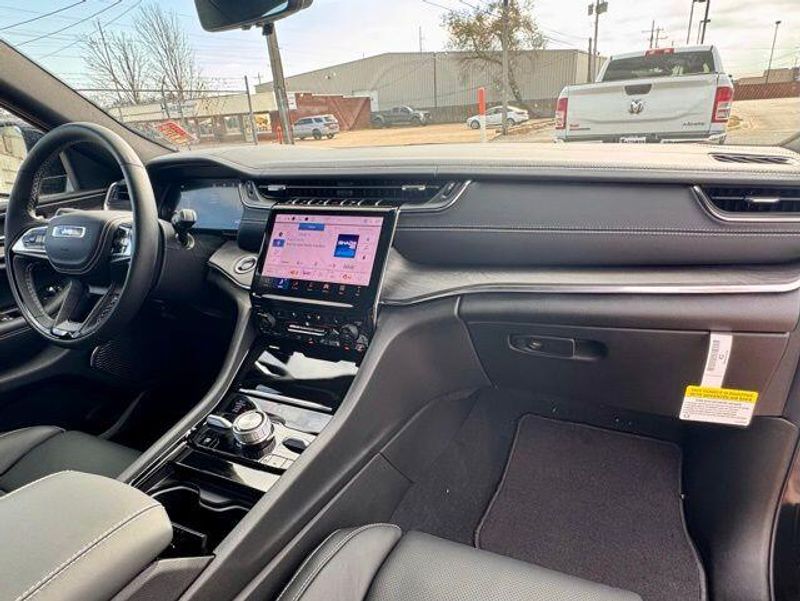 New 2025 Jeep Grand Cherokee Overland 4x4Image 13