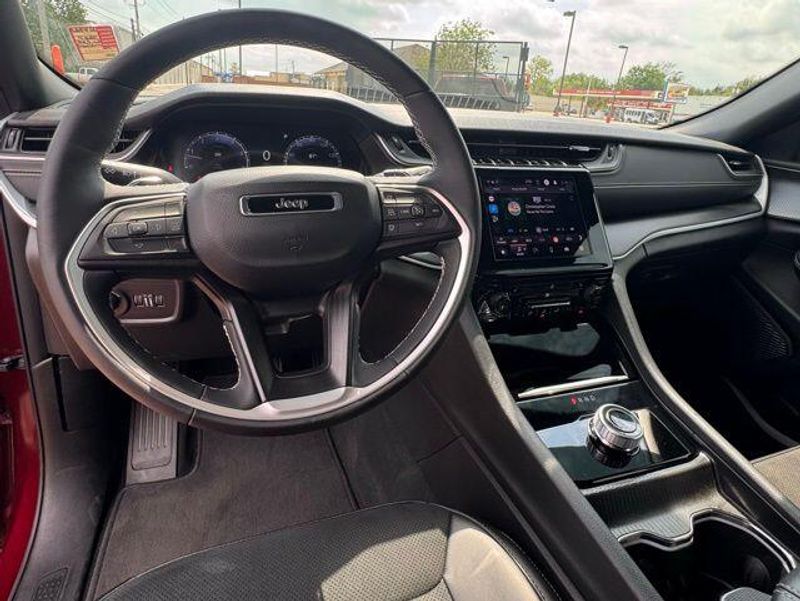 Used 2025 Jeep Grand Cherokee Altitude XImage 9