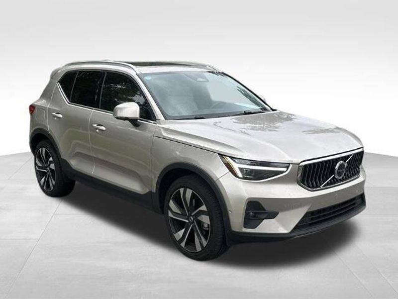 2024 Volvo XC40 Plus Bright Theme