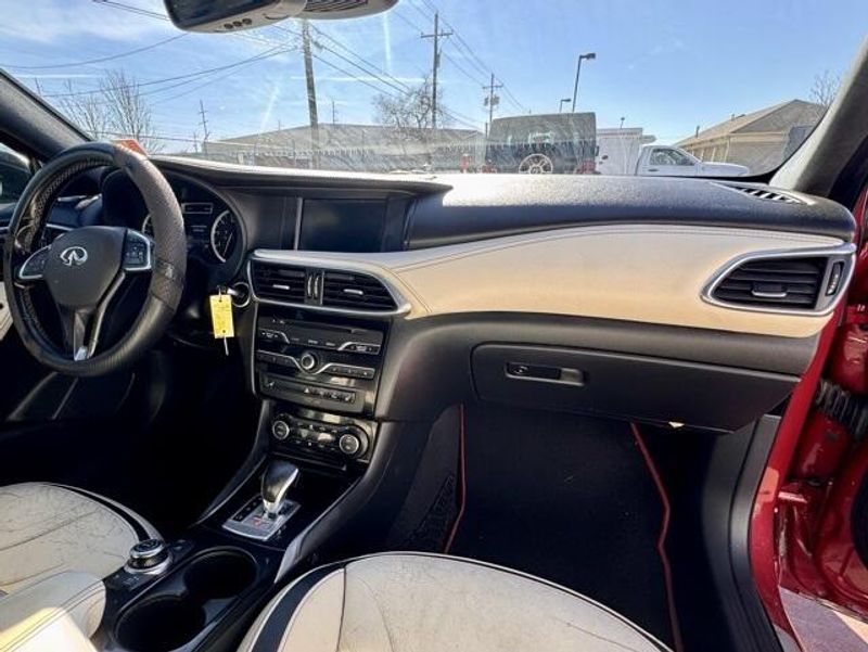 Used 2017 INFINITI QX30 PremiumImage 12