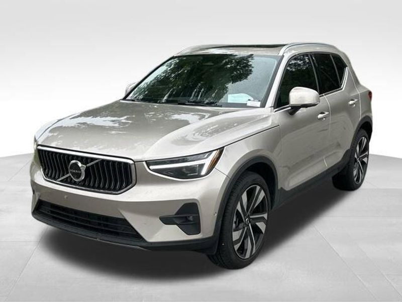 2024 Volvo XC40 Plus Bright Theme