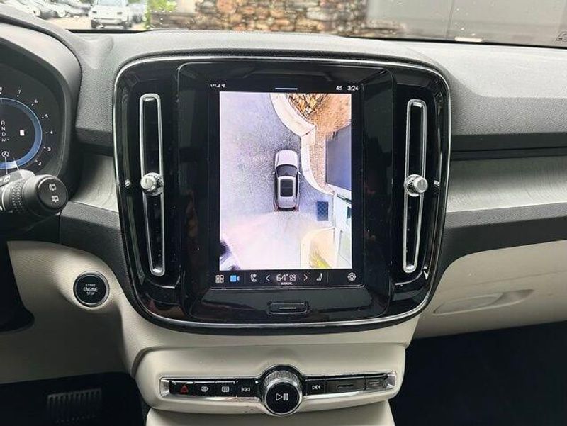 2024 Volvo XC40 Plus Bright Theme