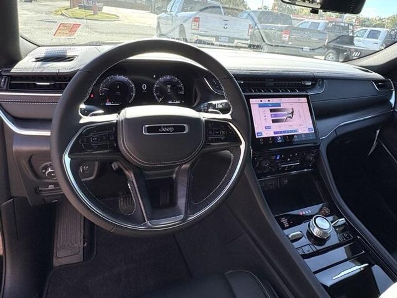 New 2025 Jeep Grand Cherokee Overland 4x4Image 9