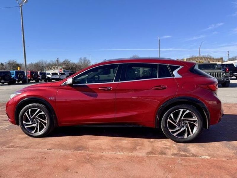 Used 2017 INFINITI QX30 PremiumImage 8
