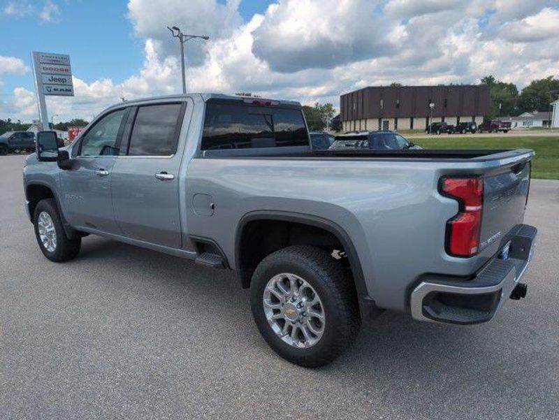 2025 Chevrolet Silverado 3500HD LTZ photo 4