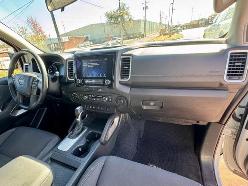 Used 2024 Nissan Frontier SVImage 13