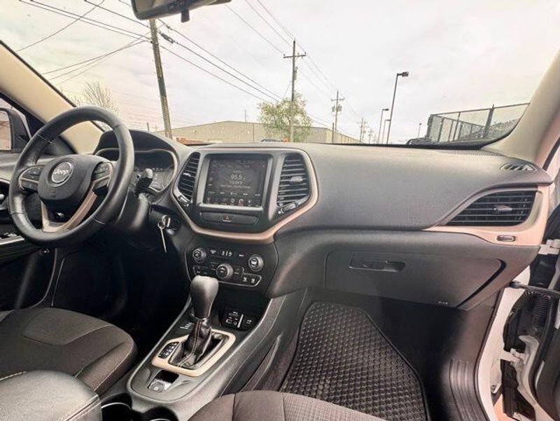 Used 2015 Jeep Cherokee LatitudeImage 12