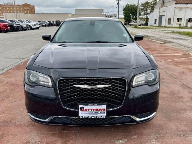 Used 2019 Chrysler 300 TouringImage 2