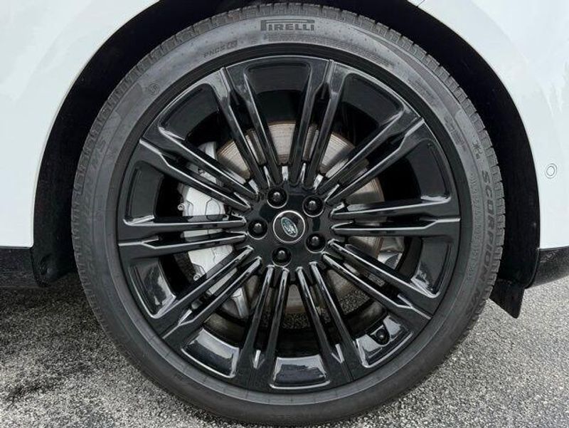 Used 2025 Land Rover Range Rover SE