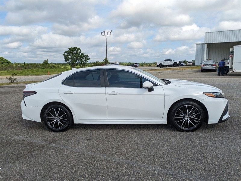 2021 Toyota Camry Image 3