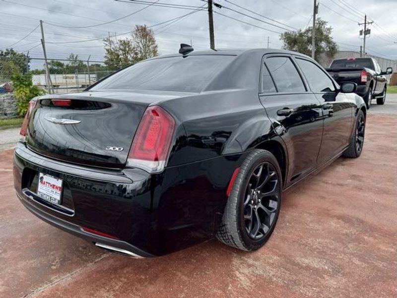 Used 2019 Chrysler 300 TouringImage 5
