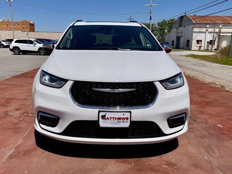 Used 2023 Chrysler Pacifica LimitedImage 2