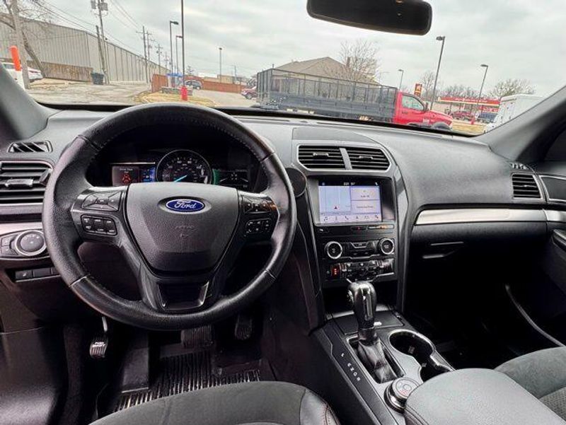 Used 2019 Ford Explorer XLTImage 10