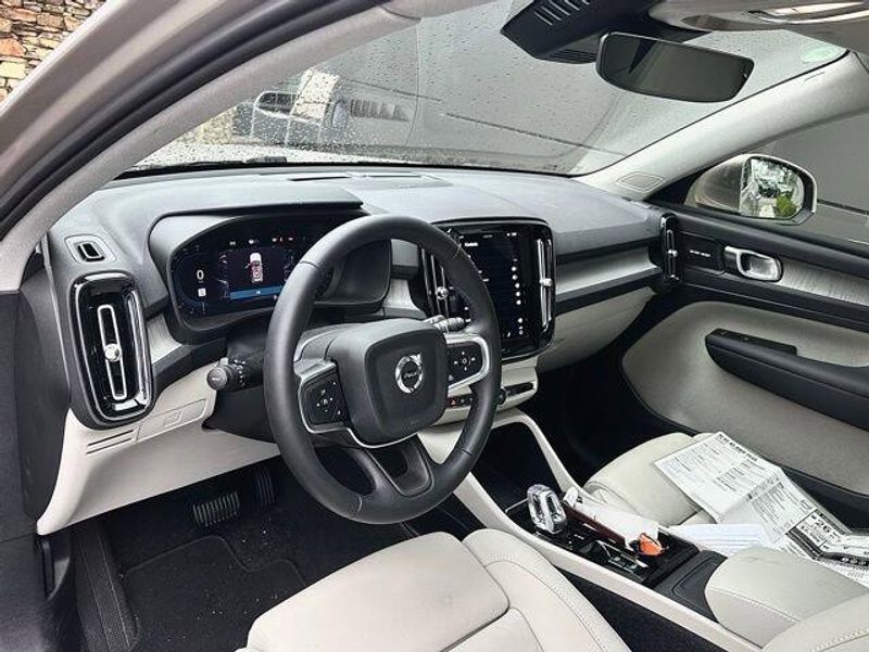2024 Volvo XC40 Plus Bright Theme