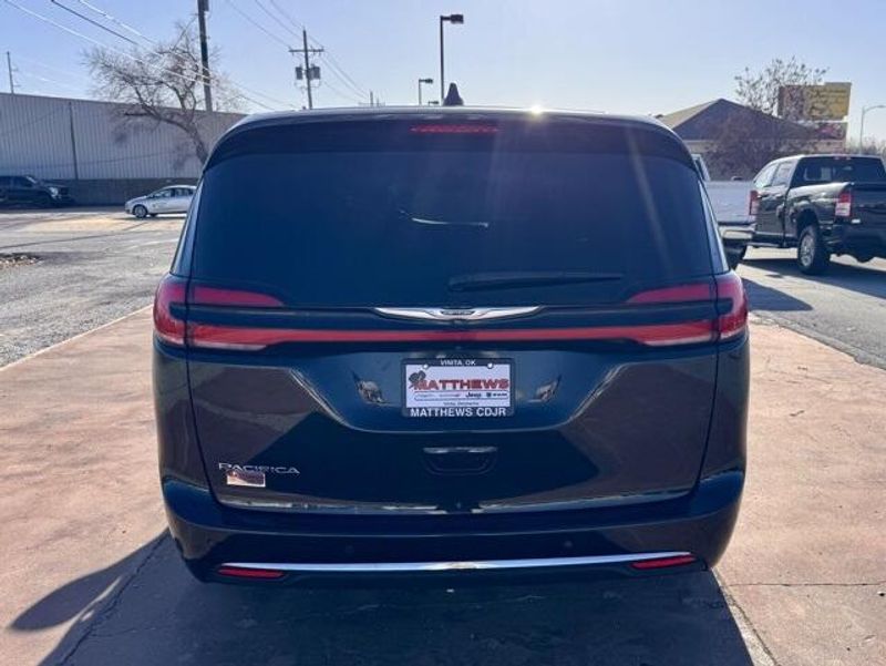 Used 2023 Chrysler Pacifica Touring LImage 6