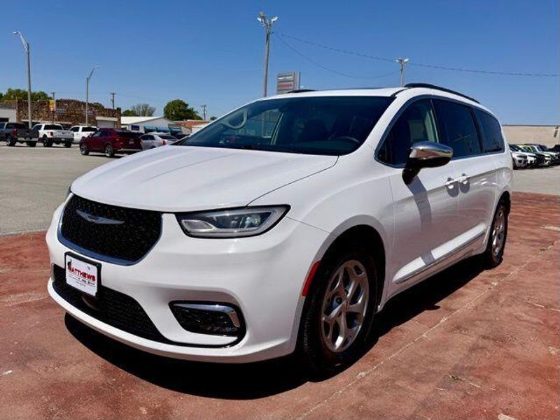Used 2023 Chrysler Pacifica LimitedImage 1