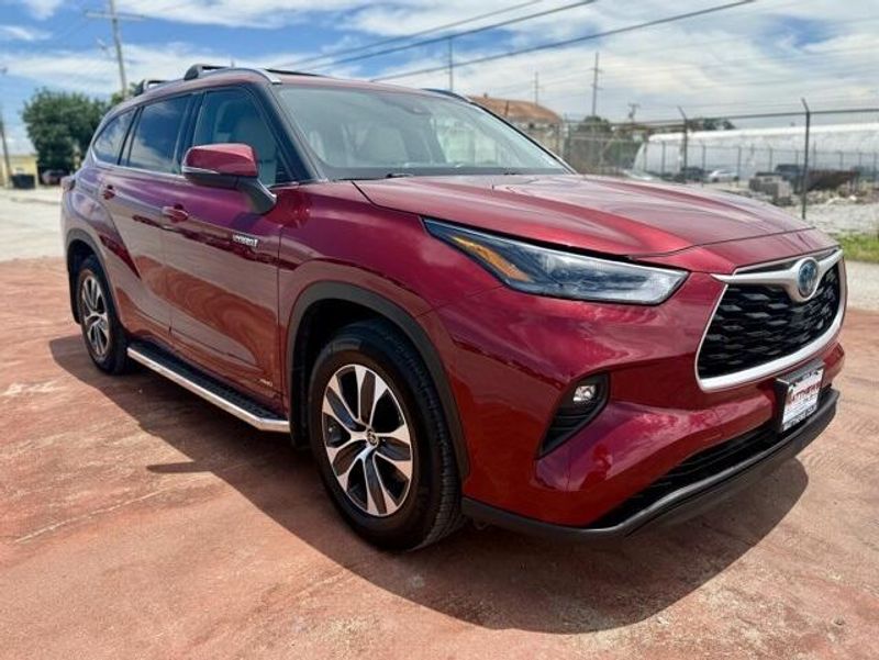 2021 Toyota Highlander XLEImage 3
