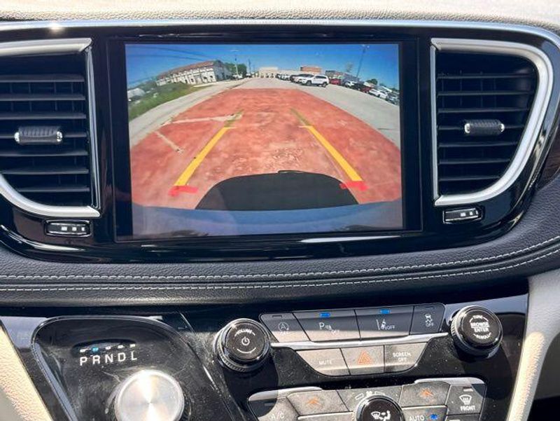 Used 2023 Chrysler Pacifica LimitedImage 19