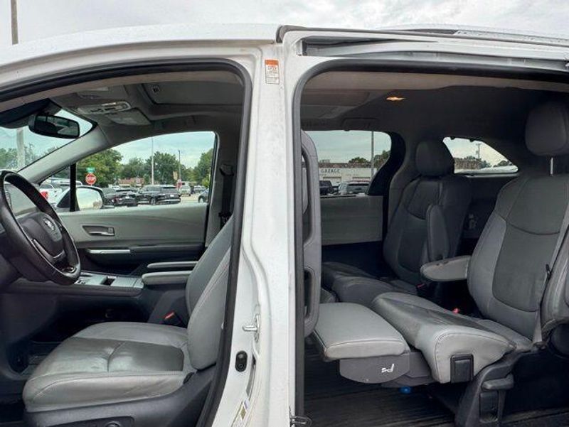 Used 2022 Toyota Sienna LimitedImage 11