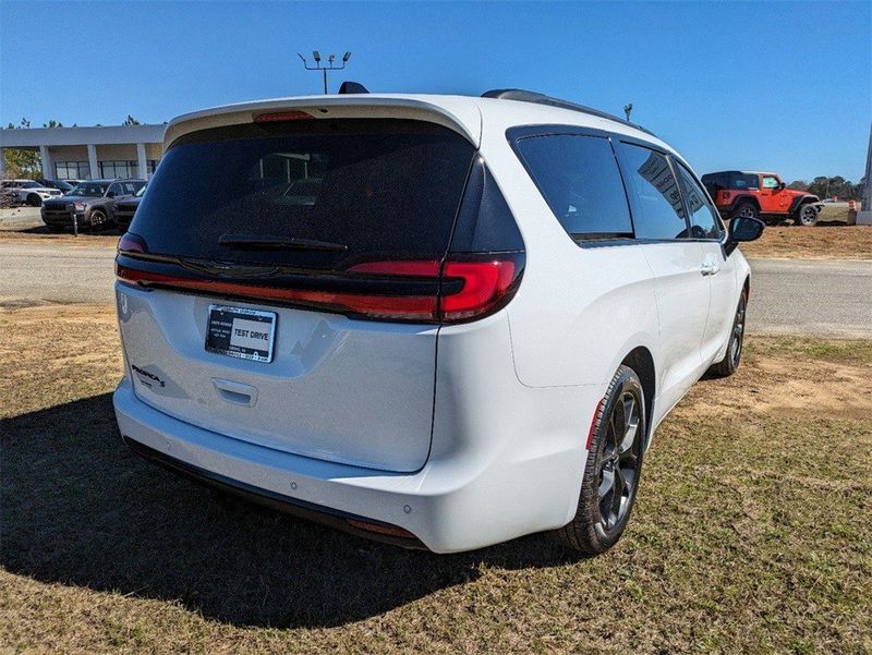 2024 Chrysler Pacifica Touring LImage 4