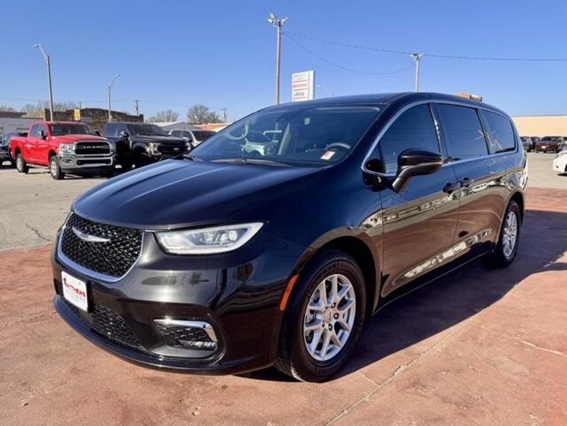 Used 2023 Chrysler Pacifica Touring LImage 1