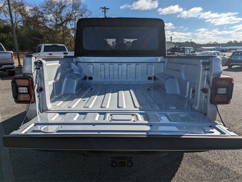 2024 Jeep Gladiator Mojave 4x4 in a Silver Zynith Clear Coat exterior color and Blackinterior. South Georgia CDJR 229-443-1466 southgeorgiacdjr.com 