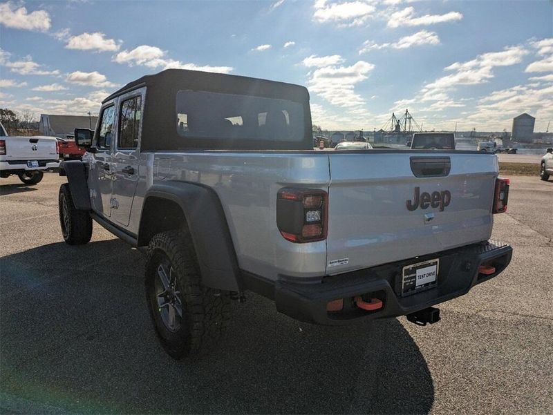 2024 Jeep Gladiator Mojave 4x4 in a Silver Zynith Clear Coat exterior color and Blackinterior. South Georgia CDJR 229-443-1466 southgeorgiacdjr.com 