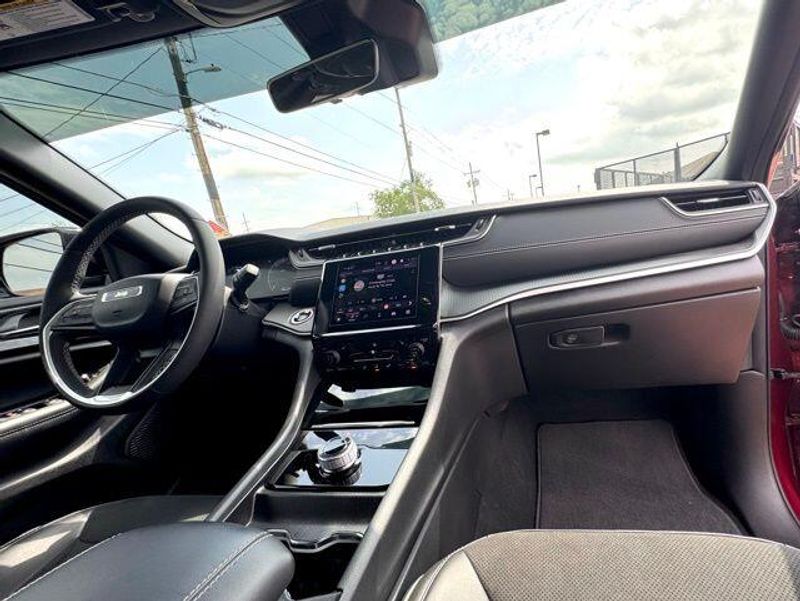 Used 2025 Jeep Grand Cherokee Altitude XImage 12