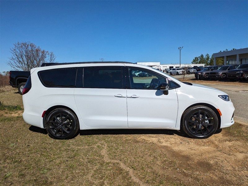 2024 Chrysler Pacifica Touring LImage 3