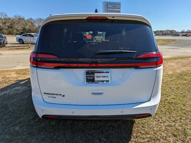 2024 Chrysler Pacifica Touring LImage 5