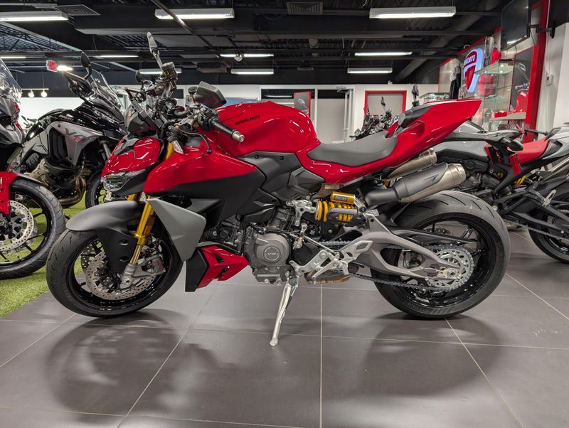 2025 Ducati STREETFIGHTER V2SImage 2