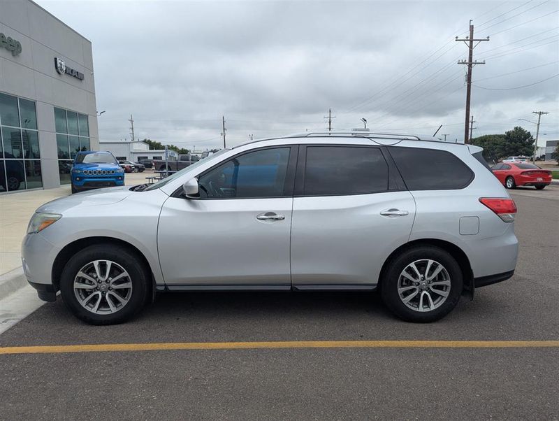 2013 Nissan Pathfinder SV photo 2
